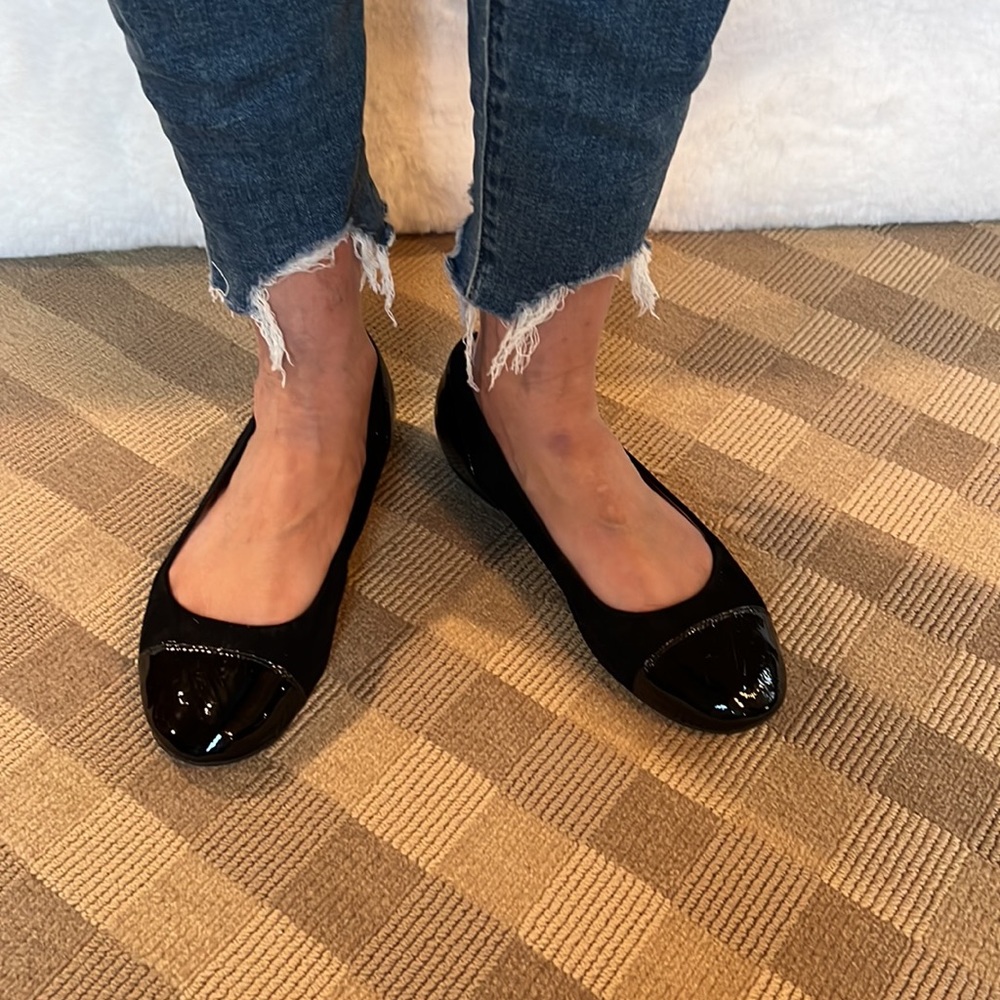 Clarks size 8.5 flats. Super cute and comfortable